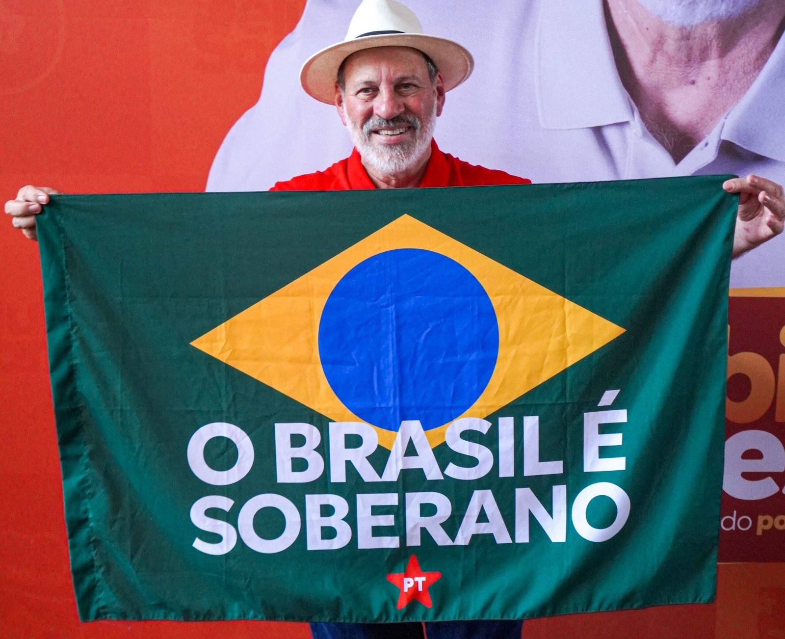 Delúbio Soares segurando a bandeira do Brasil