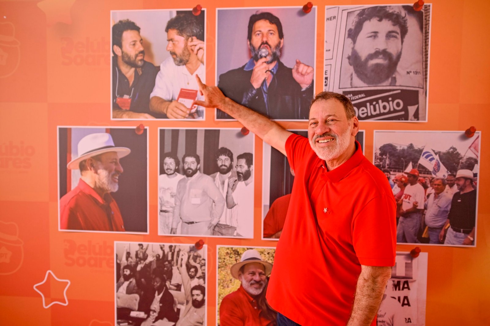 Delúbio Soares apontando para fotos de sua trajetória
