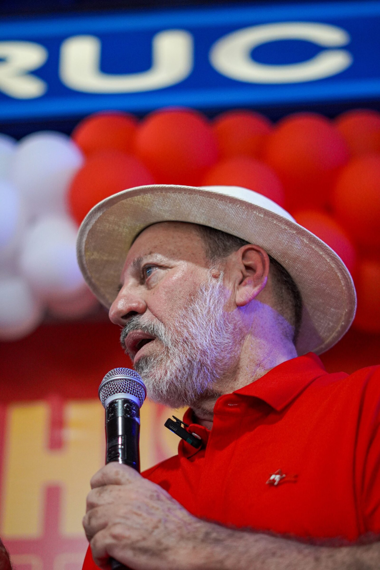 Delúbio Soares falando ao microfone