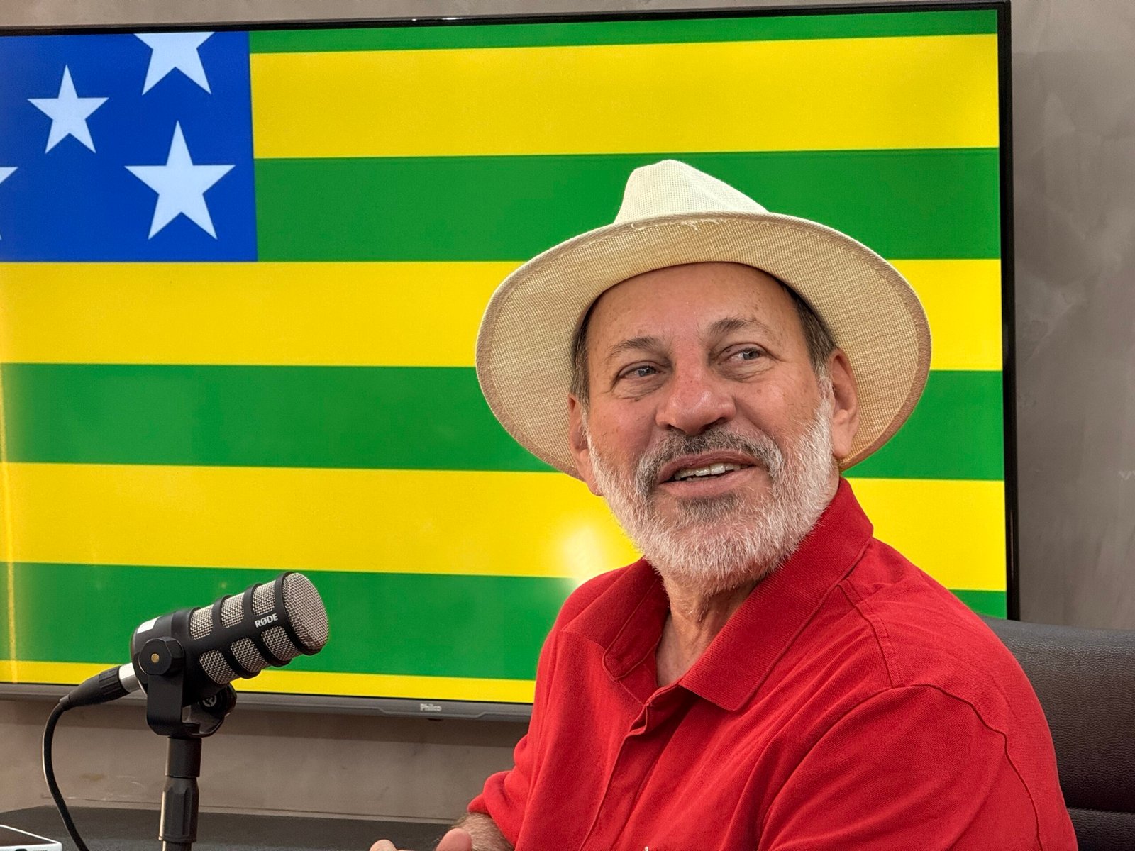 Delúbio Soares em entrevista com bandeira de Goiás ao fundo
