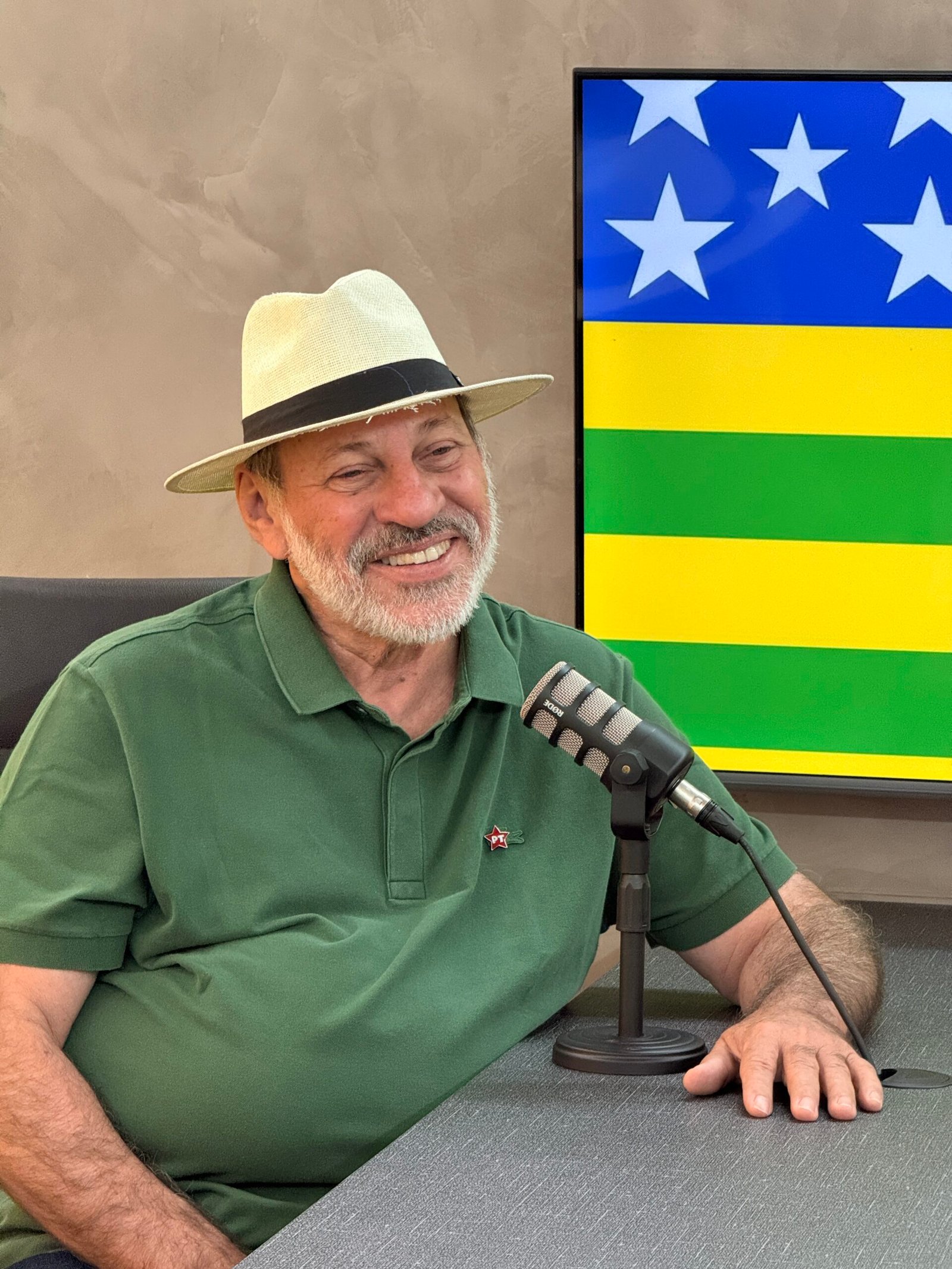 Delúbio Soares em entrevista com bandeira de Goiás ao fundo