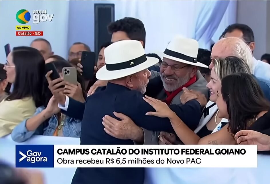 Delúbio Soares é reconhecido por Lula e recebe abraço